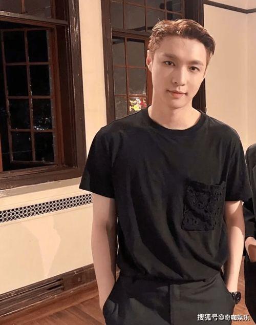 娱乐吃瓜爆料 张艺兴,娱乐圈的“吃瓜”焦点，揭秘他的成长与蜕变